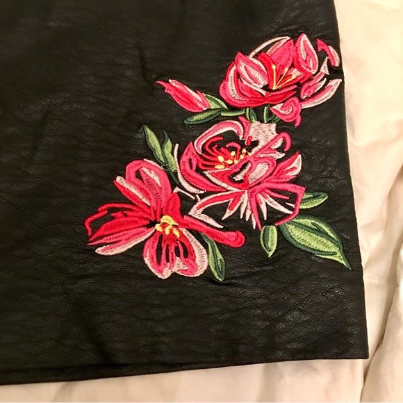 H&M Faux Leather Zipper Mini Skirt w Embroidered Flowers 12 - Picture 11 of 13